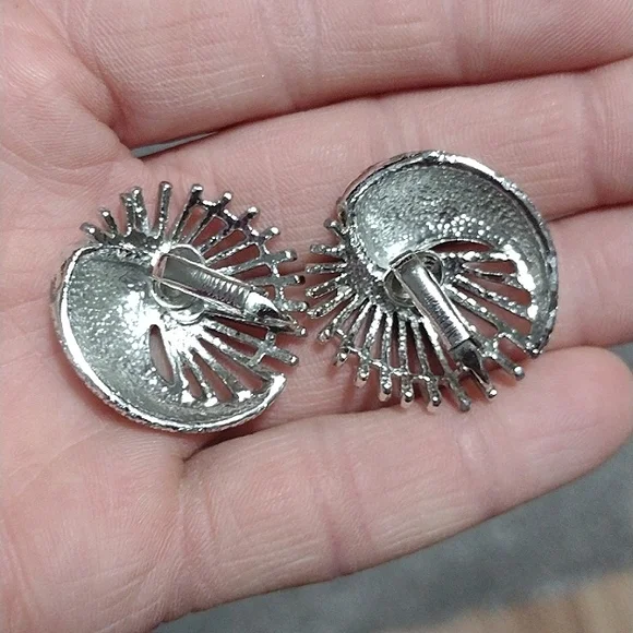 SARAH COVENTRY VINTAGE 60s SILVER-TONE RIBBED SWIRLED LEVERBACK 1.2" EARRINGS - Picture 5 of 9